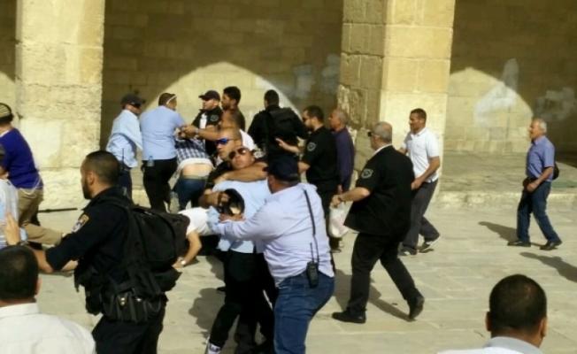 مستوطنون يعتدون على مصلين في المسجد الاقصى