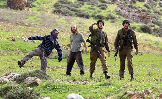 مستوطنون برفقة الاحتلال يلقون الحجارة على الفلسطينيين