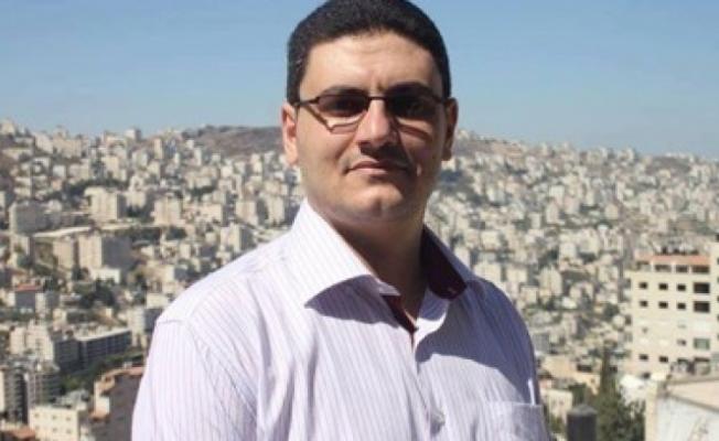 الصحفي منى على حاجز