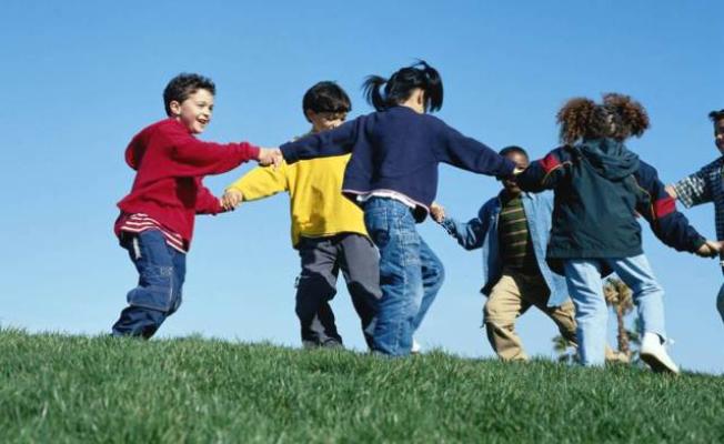 أطفال يلعبون في الحديقة