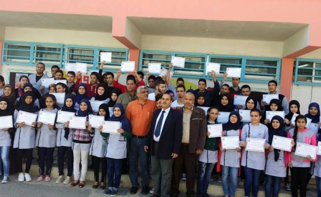 لقطة أثناء توزيع الشهادات التقديرية على الطلاب