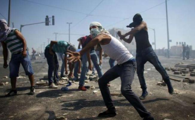 فلسطينيون يرشقون الحجارة