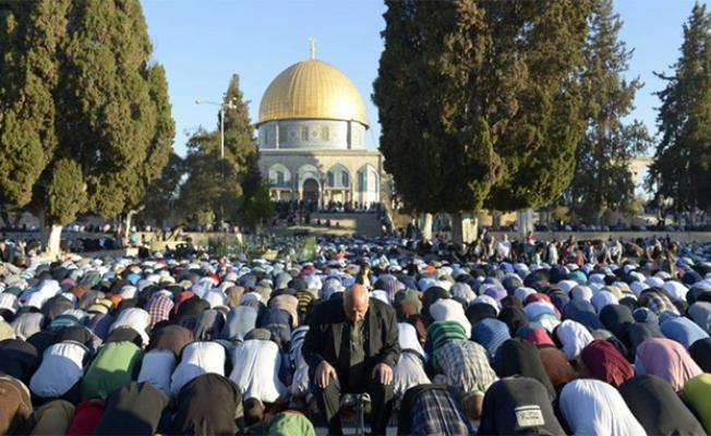 عشرات الآلاف المصلين يزحفون إلى الأقصى