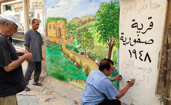 رسم جدارية على أحد جدران مخيم عين الحلوة