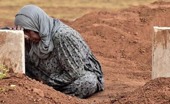 امرأة فلسطينية تبكي أمام ضريح ابنها الشهيد
