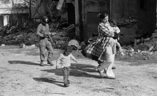 أثناء خروج المواطنين الفلسطينيين من مخيم تل الزعتر