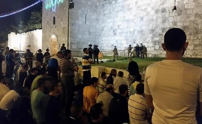 مئات المصلين في باحات المسجد الأقصى