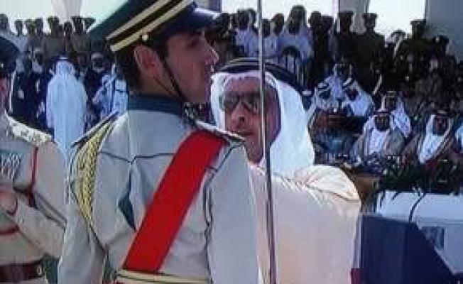 بن زايد يقلد فلسطينيا السيف الذهبي