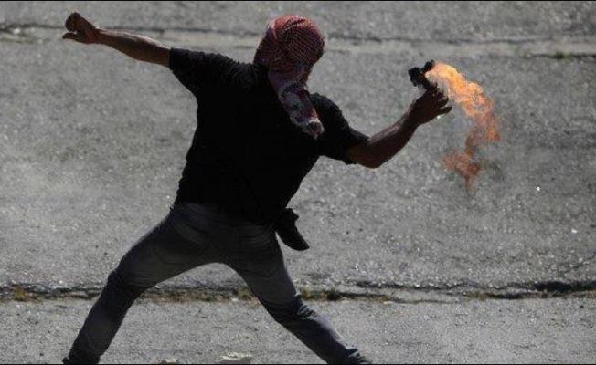 شاب فلسطيني يلقي المولوتوف على العدو