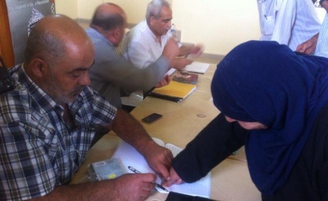 توزيع مساعدات للفلسطينيين النازحين من سوريا