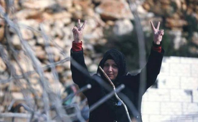 والدة الشهيد مهند حلبي تقف فوق منزلها المهدم