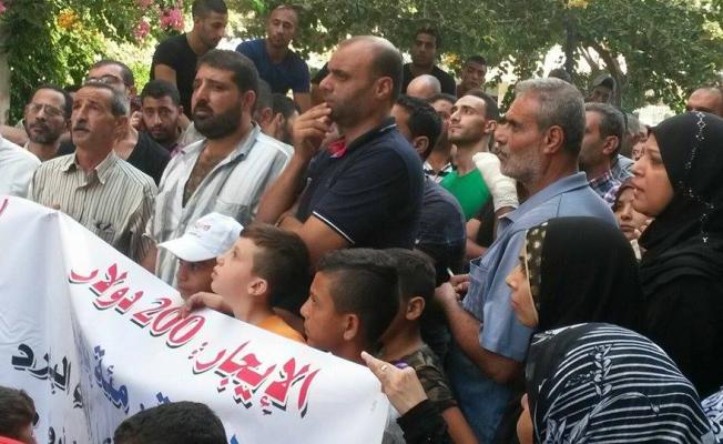 خلال الاعتصام أمام مكتب الأونروا في طرابلس