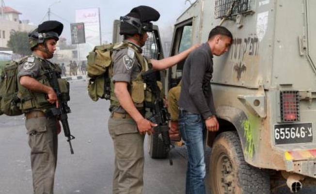 جنود اسرائيليون يعتقلون فلسطينياً