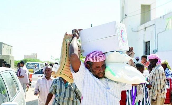 اليمنيون يستلمون المساعدات الإغاثية