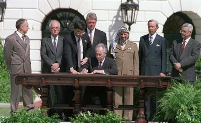 خلال توقيع اتفاق أوسلو