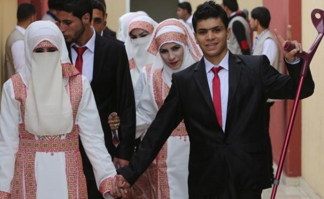 أثناء حفل زفاف جماعي في غزة