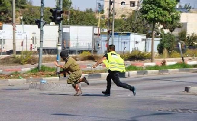 مشهد الشهيد البطل إياد عواودة وهو يلاحق جندياً مدججاً بالسلاح