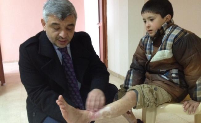 أحد الأطباء يعالج طفل فلسطيني في مشفى الهمشري