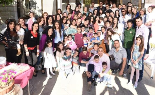 المعمّر الفلسطيني داهود أبو داهود محاطا بأبنائه وأحفاده وأفراد عائلته