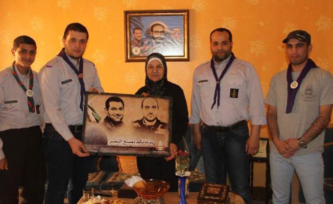 خلال زيارة والدة الشهيدين محمود ونضال المجذوب