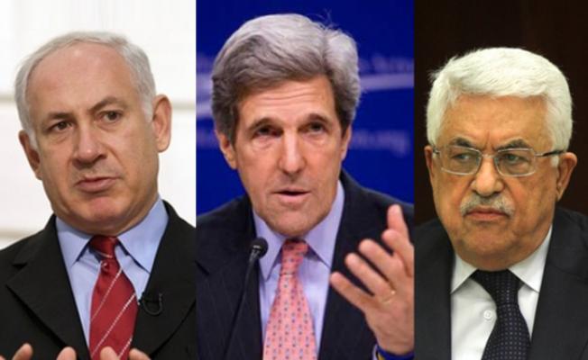 رئيس السلطة الفلسطينية، محمود عباس، ووزير خارجية الولايات المتحدة الأمريكية، جون كيري، ورئيس وزراء العدو، بنيامين نتنياهو