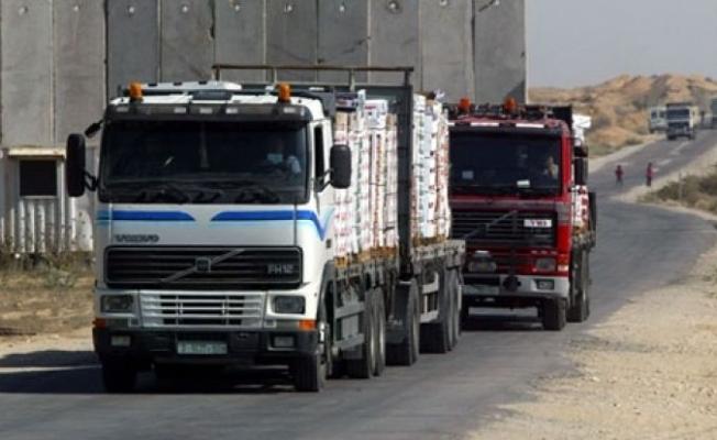 إدخال شاحنات إلى غزة