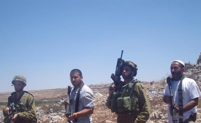 مستوطنون يعتدون على فلسطيني