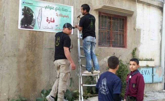 اثناء تعليق الجداريات في الرشيدية