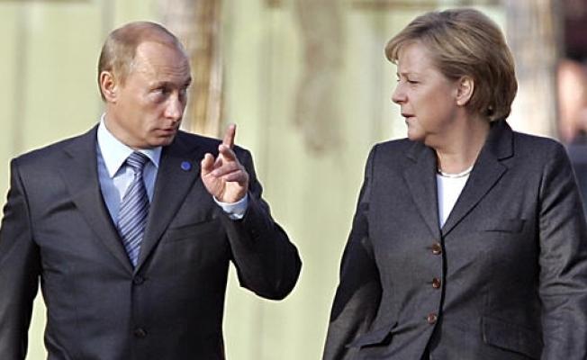 المستشارة الألمانية انجيلا ميركل والرئيس الروسي فلاديمير بوتين
