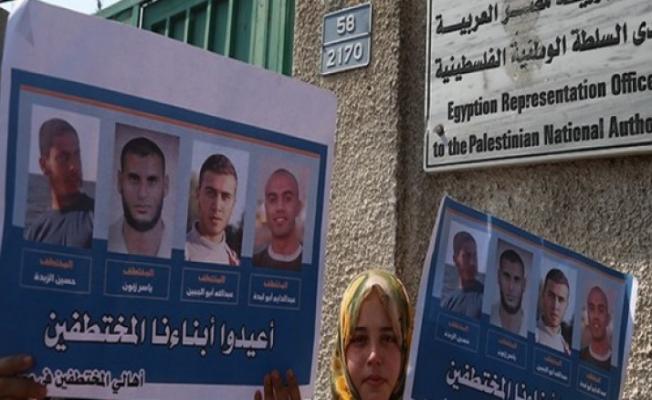 من اعتصام لأهالي الشبان الأربعة المختطفين في سيناء أمام مكتب التمثيل المصري لدى السلطة الفلسطينية