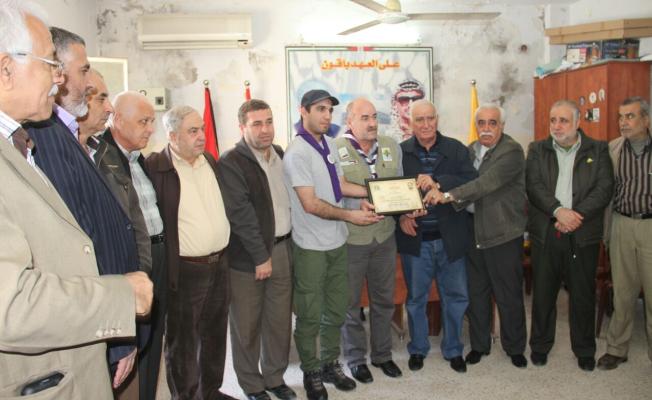 اثناء تقديم الشهادات لبعض الشخصيات