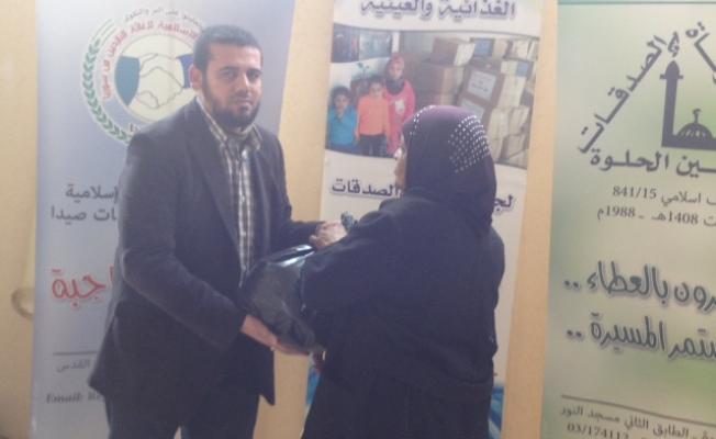 توزيع طرود غذائية على النازحين في عين الحلوة