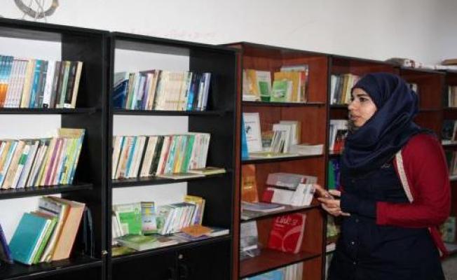 مكتبة في مخيم عين الحلوة