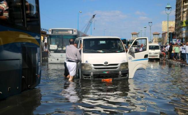 وسائل نقل غمرتها مياه الأمطار التي هطلت بغزارة على مدينة الإسكندرية