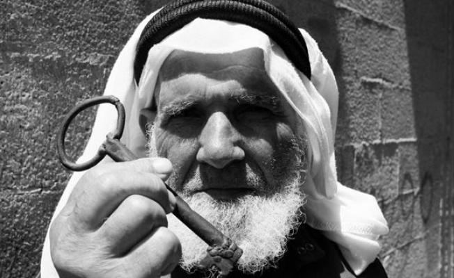 فلسطيني يحمل مفتاح العودة 
