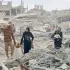 غزيون وسط أطنان من الركام