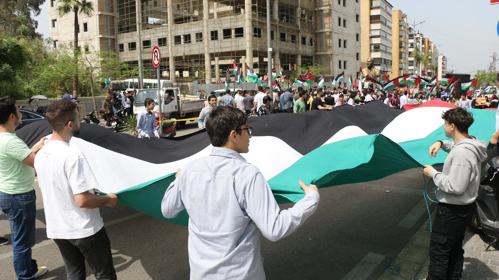 من الوقفة في بيروت