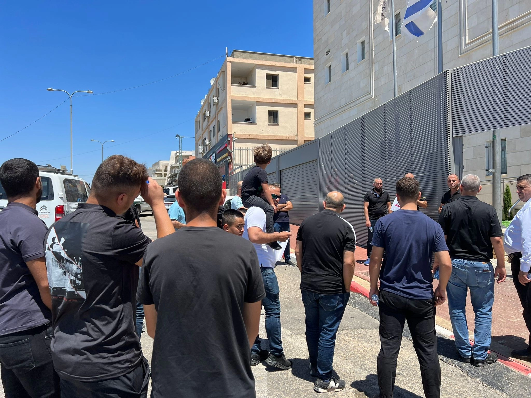 المتظاهرون أمام مركز الشرطة