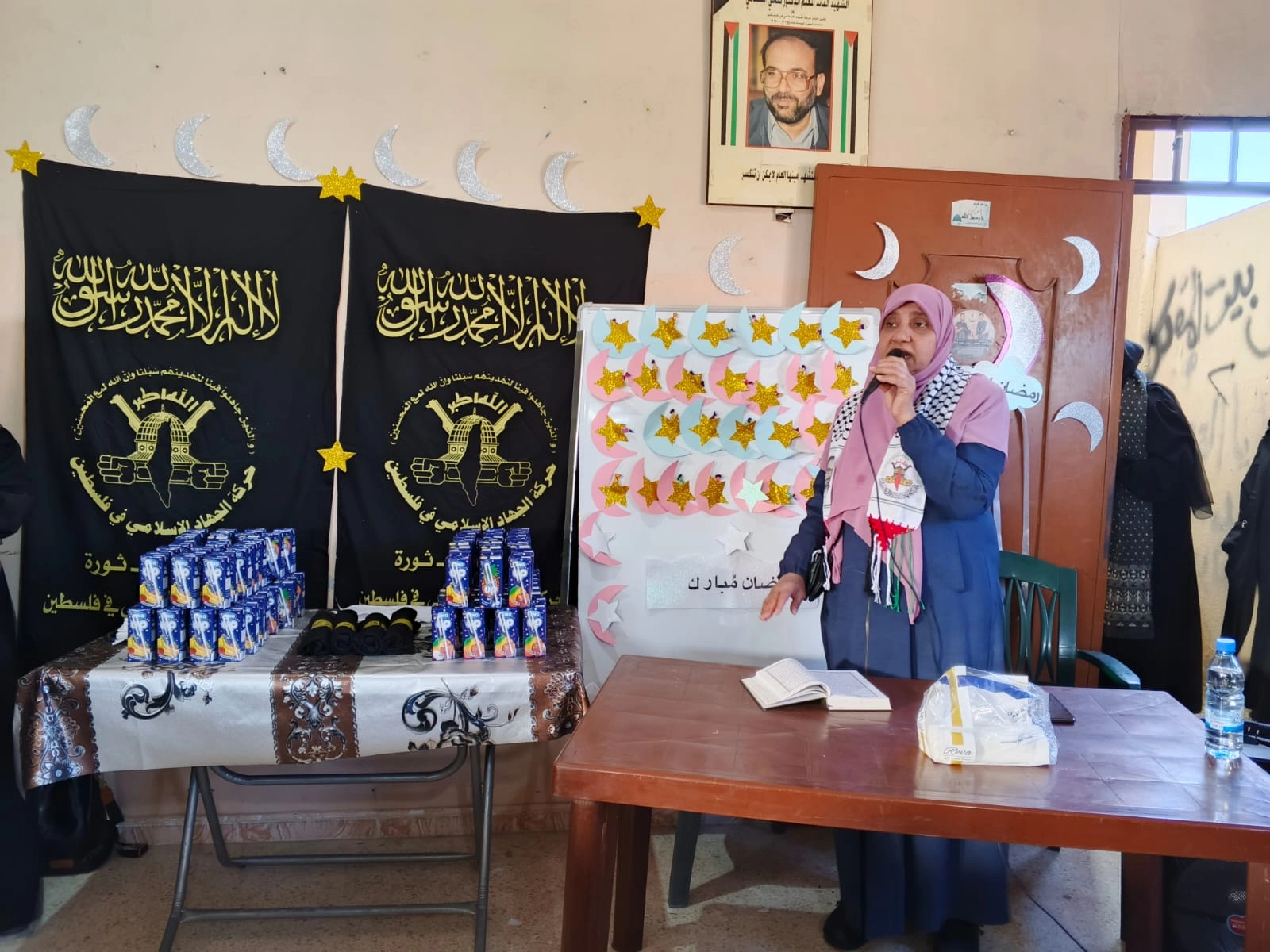 الهيئة النسائية في عين الحلوة 2