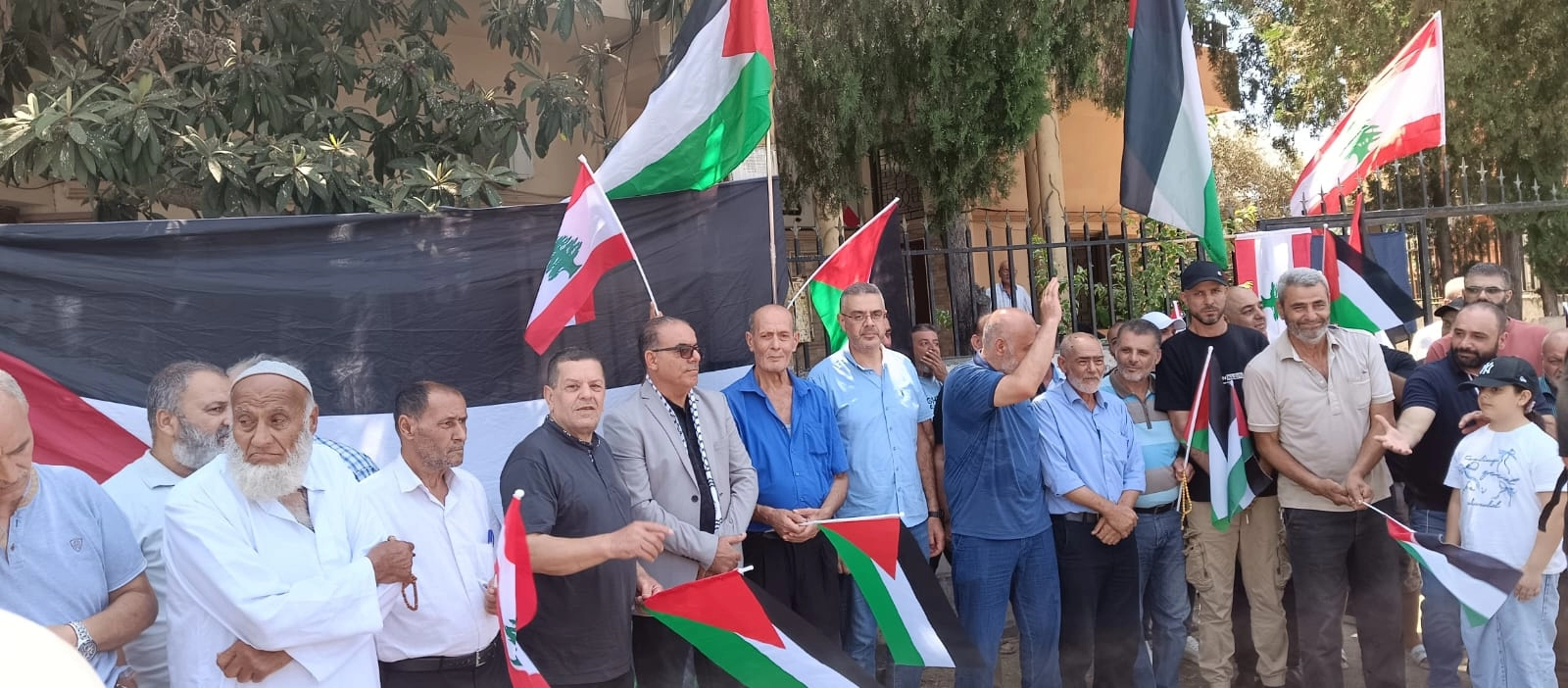 خلال الوقفة في المنية