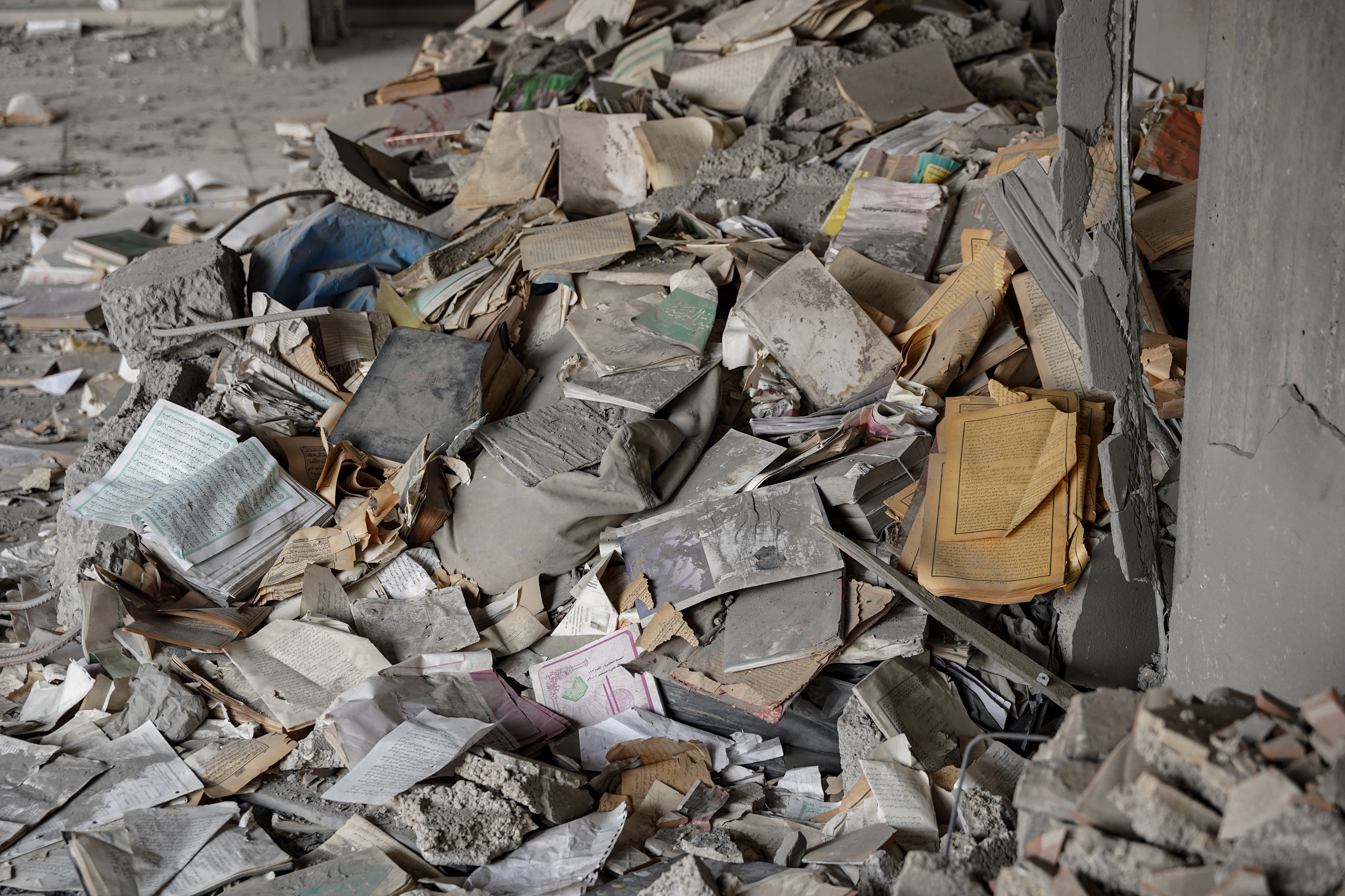 مخطوطات تحت الأنقاض