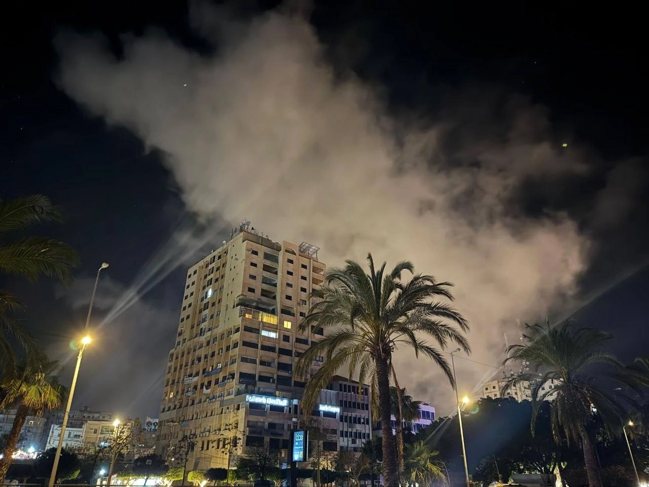 قصف المبنى المهدد بمدينة صور